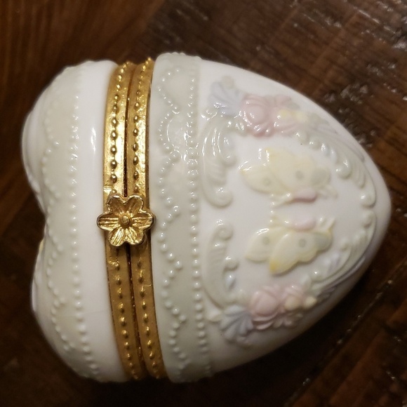 Porcelain Hinged Heart Shaped Pink Flower Trinket Box - Picture 1 of 6